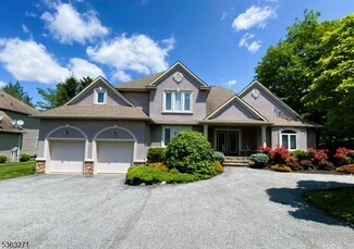 11 Post Oak Ct, Hamburg, NJ 07419