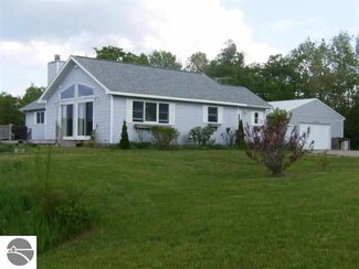 5005 N Eagle Hwy, Lake Leelanau, MI 49653
