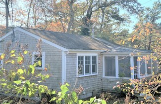 32 Clark Ave, Vineyard Haven, MA 02568