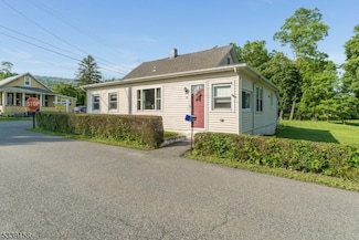 6 Franklin St, Washington Township, NJ 07840