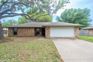 211 W Mcafee Dr, Mabank, TX 75147