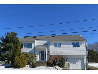 8 Valley View Cir, Cranston, RI 02921