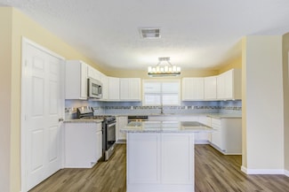 1406 W Talmage St, Alvin, TX 77511