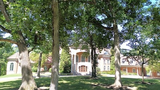 94 Hawthorne Rd, Barrington, IL 60010