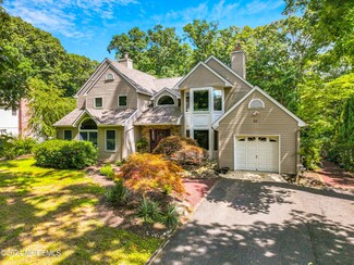 53 Pine St, Lincroft, NJ 07738