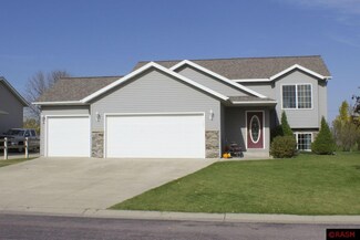 122 4th St, Nicollet, MN 56074