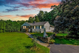 19 Icehouse Rd, Jewett City, CT 06351