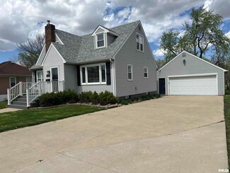 1114 5th St, de Witt, IA 52742