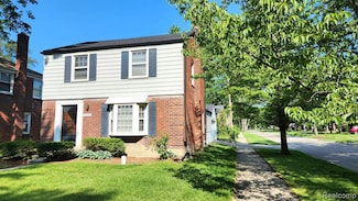 19299 Raymond St, Grosse Pointe Woods, MI 48236