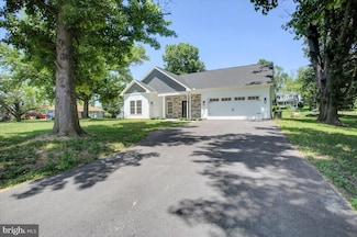 865 Alandale Dr, Chambersburg, PA 17202