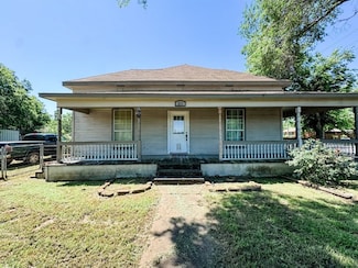 211 W Saunders St, Trenton, TX 75490