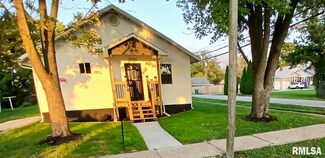 202 N 7th St, Benton, IL 62812