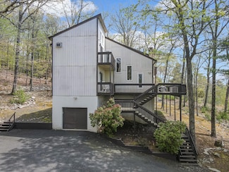 176 Manchester Dr, Bushkill, PA 18324