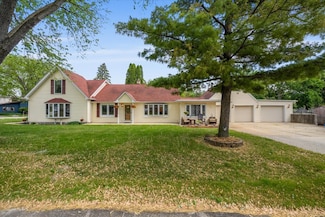 125 Maple Ct, Geneva, IL 60134