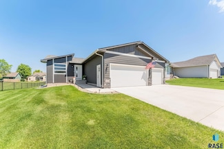812 Sarah C Cir, Garretson, SD 57030