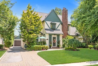 33 Nottingham Rd, Rockville Centre, NY 11570