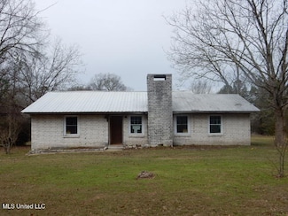 1309 Elks Lake Rd, Hattiesburg, MS 39401