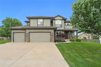 514 NE Viewpark Dr, Lees Summit, MO 64086