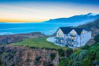 266 Dolphin Dr, Whitethorn, CA 95589