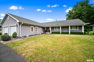 2112 Highwood Ave, Pekin, IL 61554
