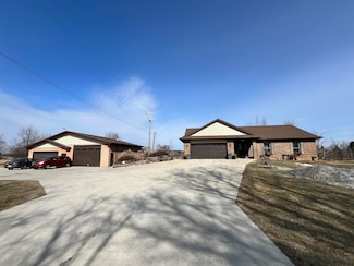 7433 E Maple Ave, Grand Blanc, MI 48439