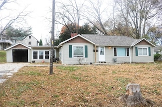 4910 Clover Rd, Saint Joseph, MO 64505