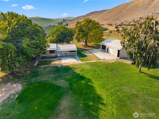 1550 Pear Ln, Rock Island, WA 98850