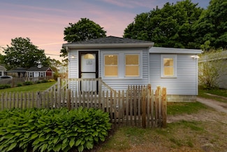 34 13th St, Wareham, MA 02538