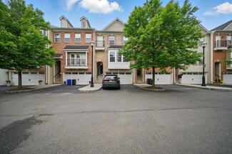 28 Creekside Ct, Secaucus, NJ 07094