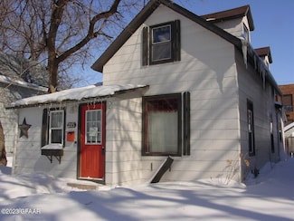 215 Chestnut St, Grand Forks, ND 58201