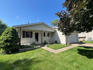 9 Timberview Dr, Bloomington, IL 61701