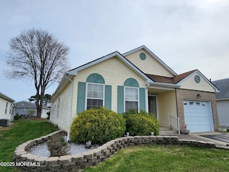 25 Portsmouth Dr, Toms River, NJ 08757