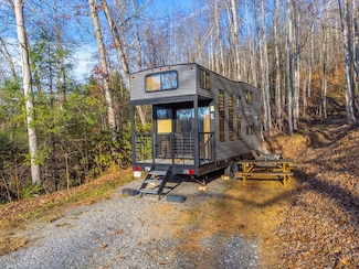 32 Corkill Ln, Franklin, NC 28734