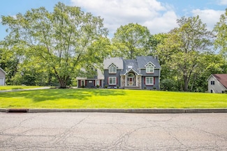 20 Hawk Nest Rd, Tomkins Cove, NY 10986