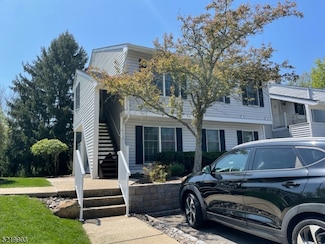 178 Milkweed Ct, Three Bridges, NJ 08887