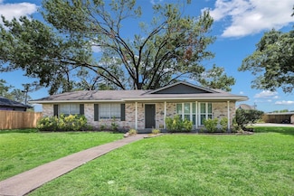 1100 Wake Dr, Richardson, TX 75081
