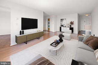 8340 Greensboro Dr Unit 1014, McLean, VA 22102