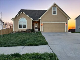 405 Hillcrest St, Lansing, KS 66043