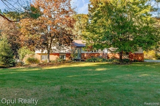 5885 Cedar Knoll Dr, Brighton, MI 48116