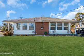 4 Yellowstone Dr, Toms River, NJ 08753