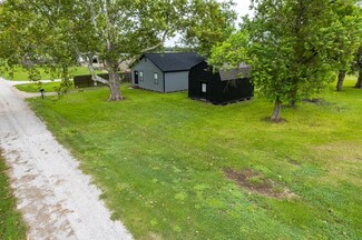 141 1st St, Boling-Iago, TX 77420