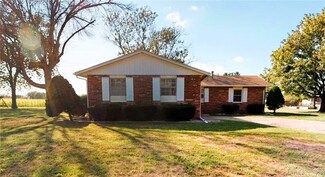 2923 Sherwood Dr, Decatur, IL 62521