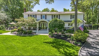 10 Woods Edge Ct, Hauppauge, NY 11788