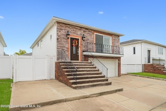 28 Drumgoole Rd E, Staten Island, NY 10312