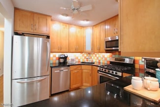 21 Crabapple Ln, Franklin Park, NJ 08823