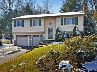 109 Tangleview Dr, White Oak, PA 15131