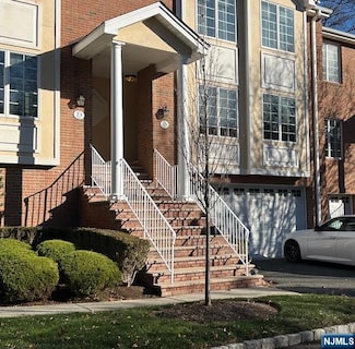 25 Skymark Ct, Upper Saddle River, NJ 07458