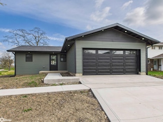 209 Washington Ave W, Albia, IA 52531