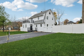 41 Leyden St, Huntington Station, NY 11746