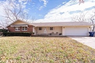 732 Delaware Dr, Ozawkie, KS 66070